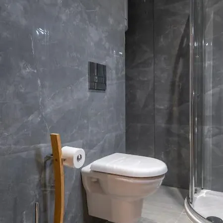 Modern At Thiseio Next To Metro Station Atene